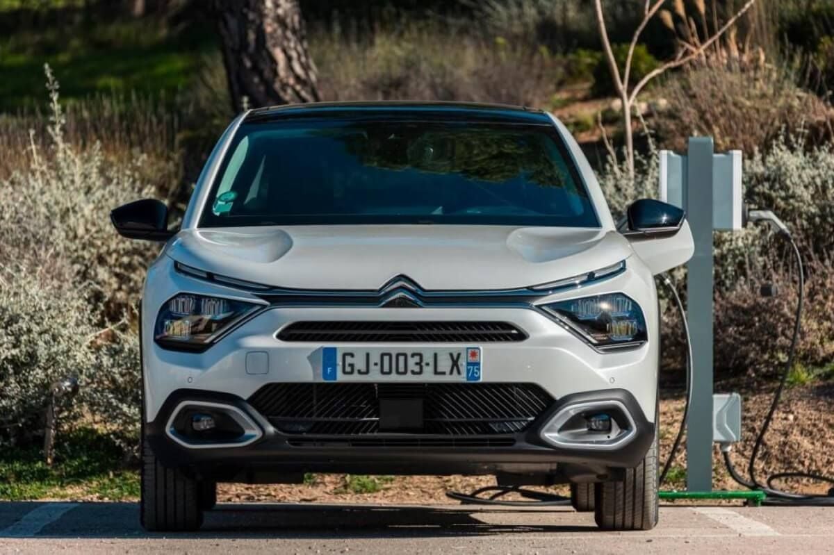 El Citroën ë-C4 recibe una nueva batería que le permite llegar a los 421 kilómetros de autonomía