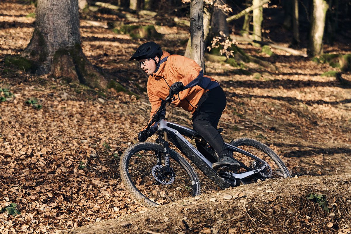 Porsche estrena dos nuevas bicicletas eléctricas de alto rendimiento y con colores originales de sus coches