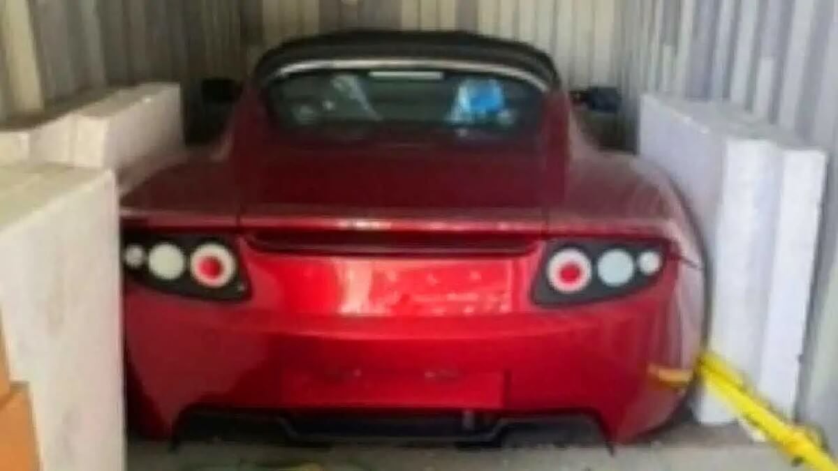 Aparecen tres Tesla Roadster a estrenar que llevaban desde 2010 abandonados en un contenedor