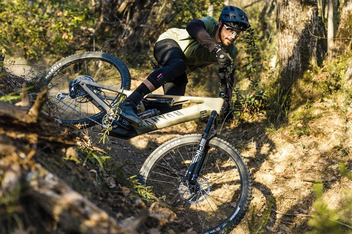 Canyon estrena nuevas versiones Neuron:ON E-MTB de fibra de carbono para la montaña