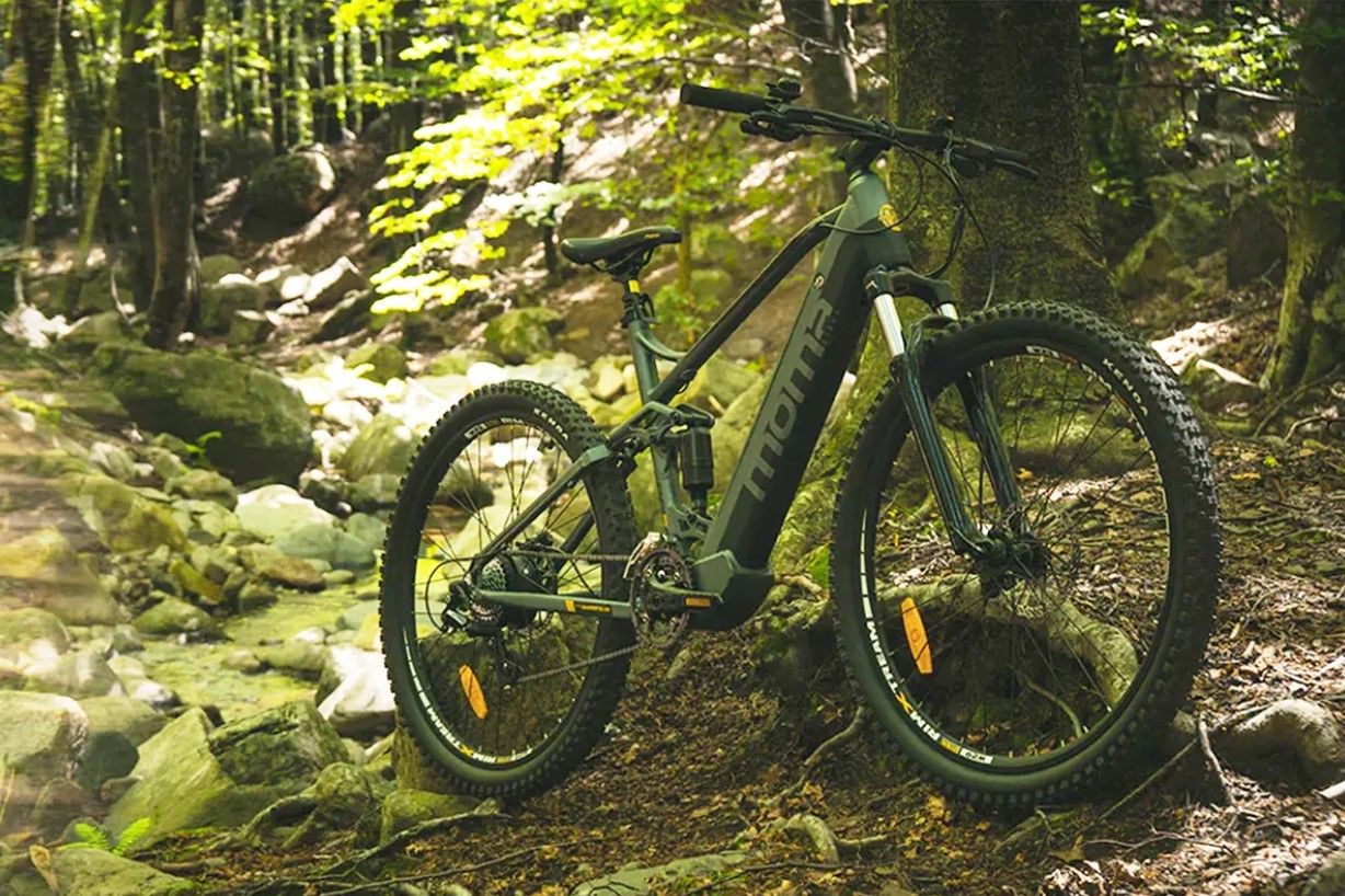 La MOMA E-MTB FS es una bici de montaña eléctrica con doble suspensión y ahora un 48% de descuento