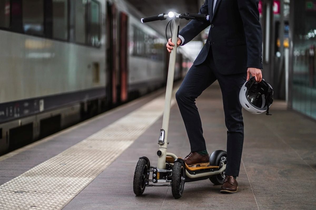 El Taito S1 es un patinete eléctrico único: tres ruedas, suspensión patentada y plataforma flotante