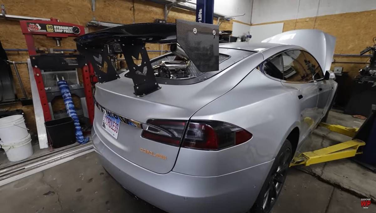 Instalan un motor turbodiésel a un Tesla Model S como extensor de autonomía y recorren 2.500 km