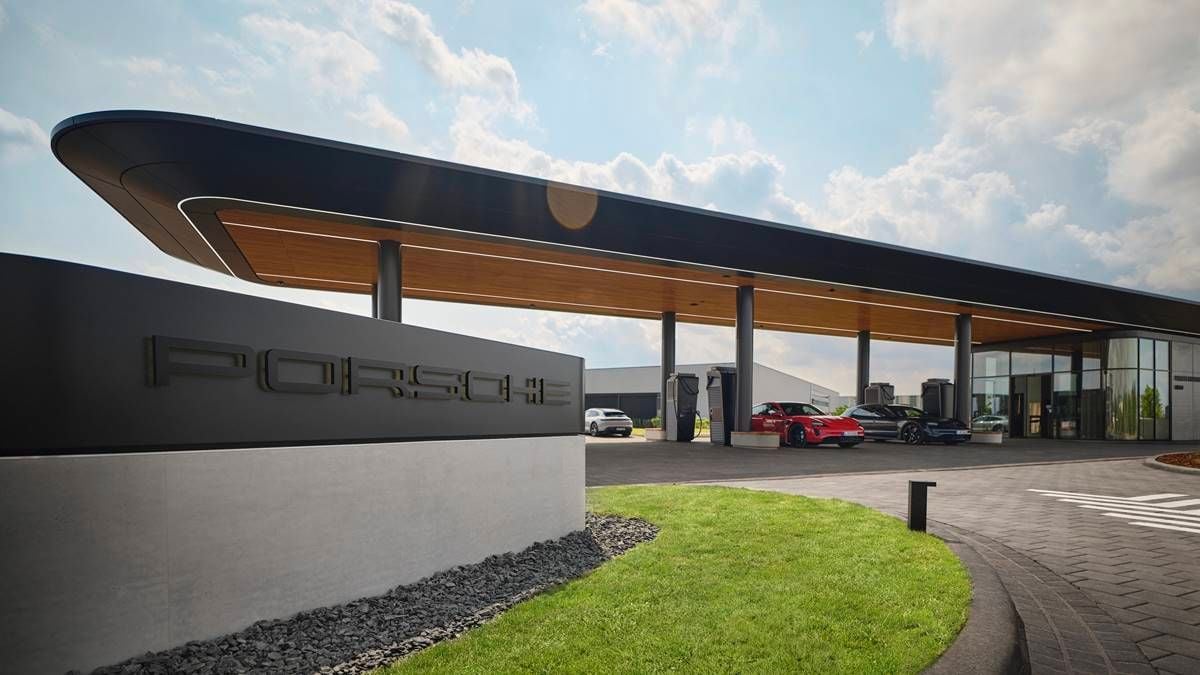 Se inaugura la primera Porsche Charging Lounge con puntos de 300 kW y zona de descanso