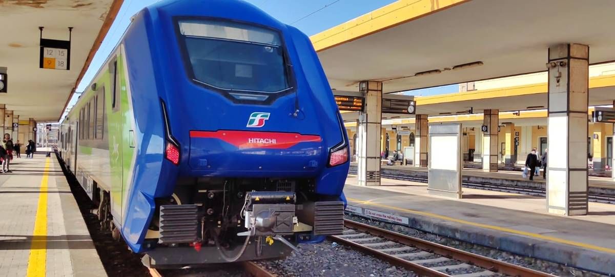 Hitachi comienza la producción en Italia de un tren híbrido: batería, pantógrafo y motor diésel