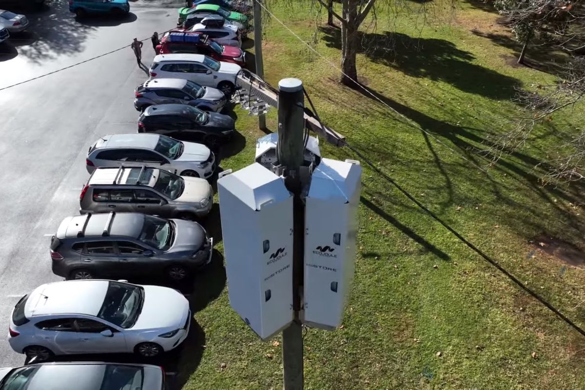 Colgar baterías de postes eléctricos, la última idea para aprovechar al máximo la energía