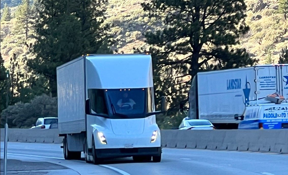 Vídeo de como el Tesla Semi adelanta fácilmente a camiones diésel en una fuerte pendiente