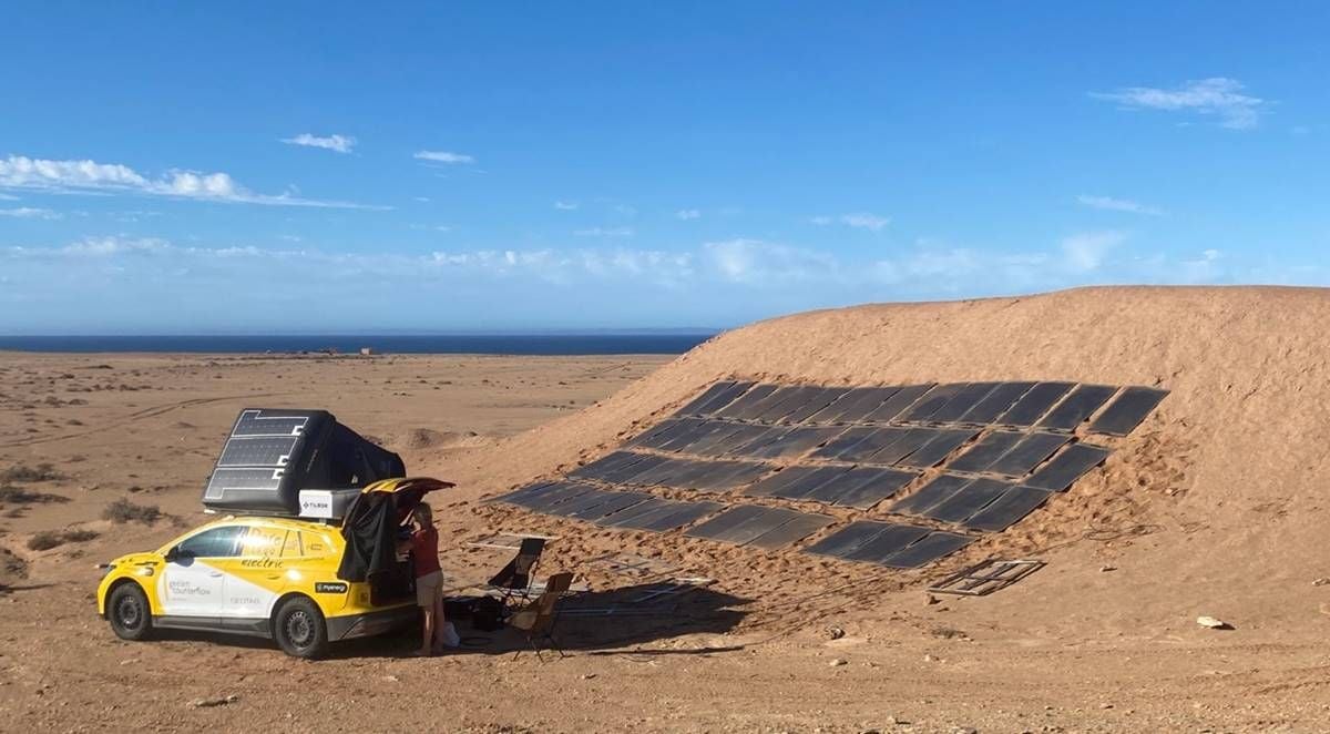 Cruzan África de norte a sur en un coche eléctrico cargado con energía solar