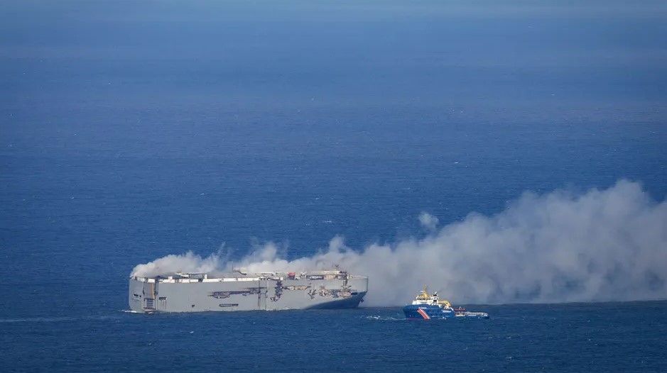 Antes de saber las causas del incendio de un barco que transporta coches, la prensa ya le echa la culpa a los coches eléctricos