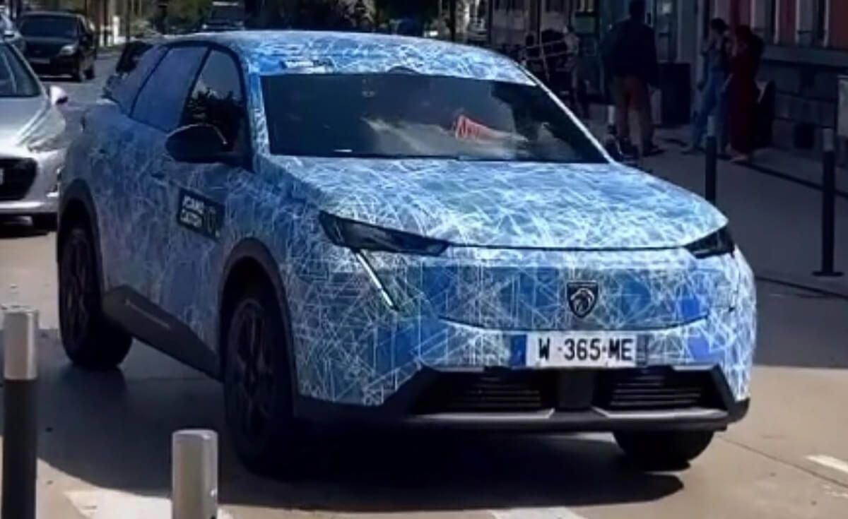 ¡Pillado! El Peugeot e-3008 pierde camuflaje y nos muestra sus líneas maestras