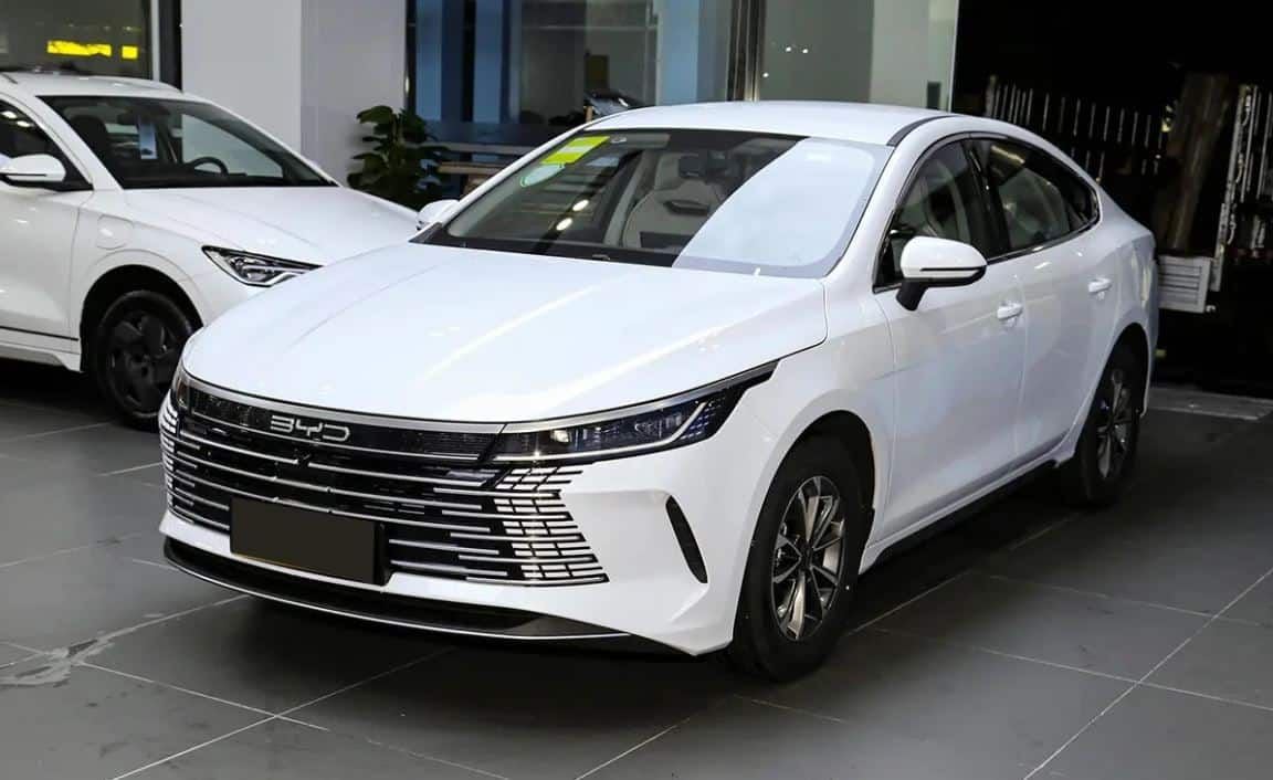 BYD lanza en China un híbrido enchufable con 120 km de autonomía, carga bidireccional, y por solo 15.000 euros