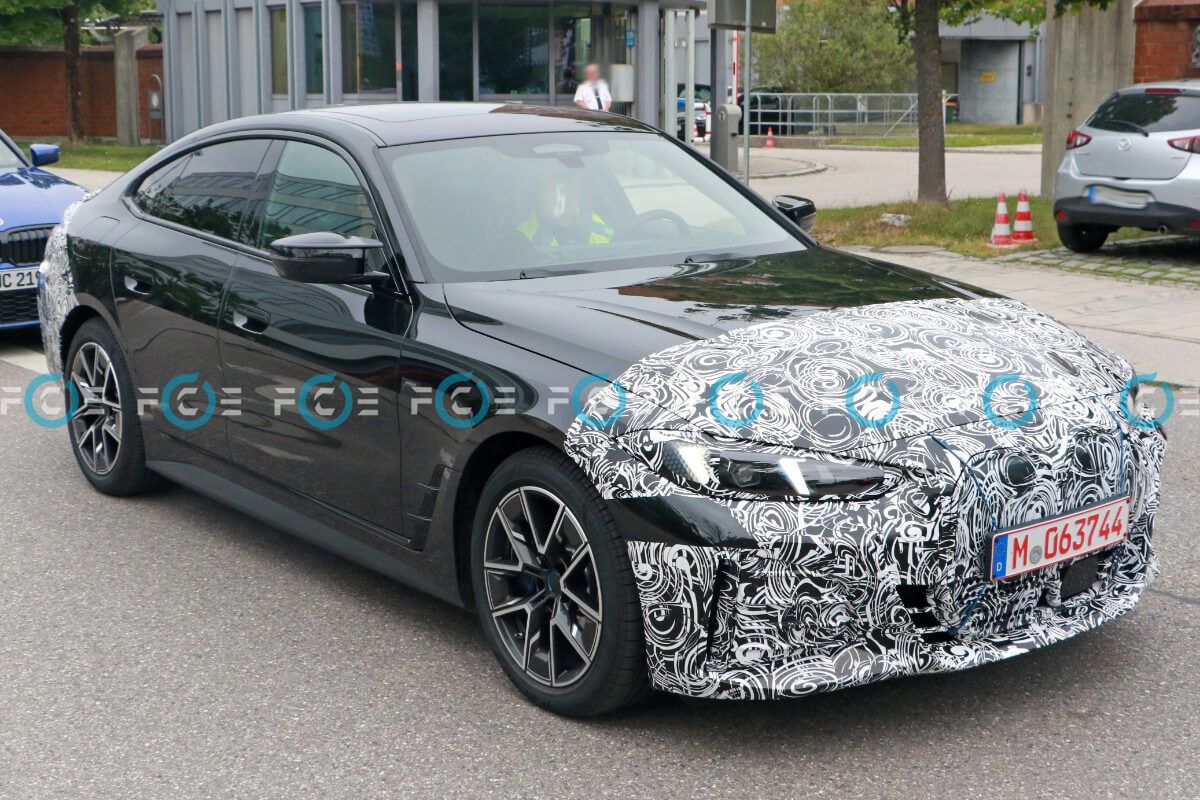 El BMW i4 recibirá su primer restyling en 2024. ¿Qué novedades estrenará?