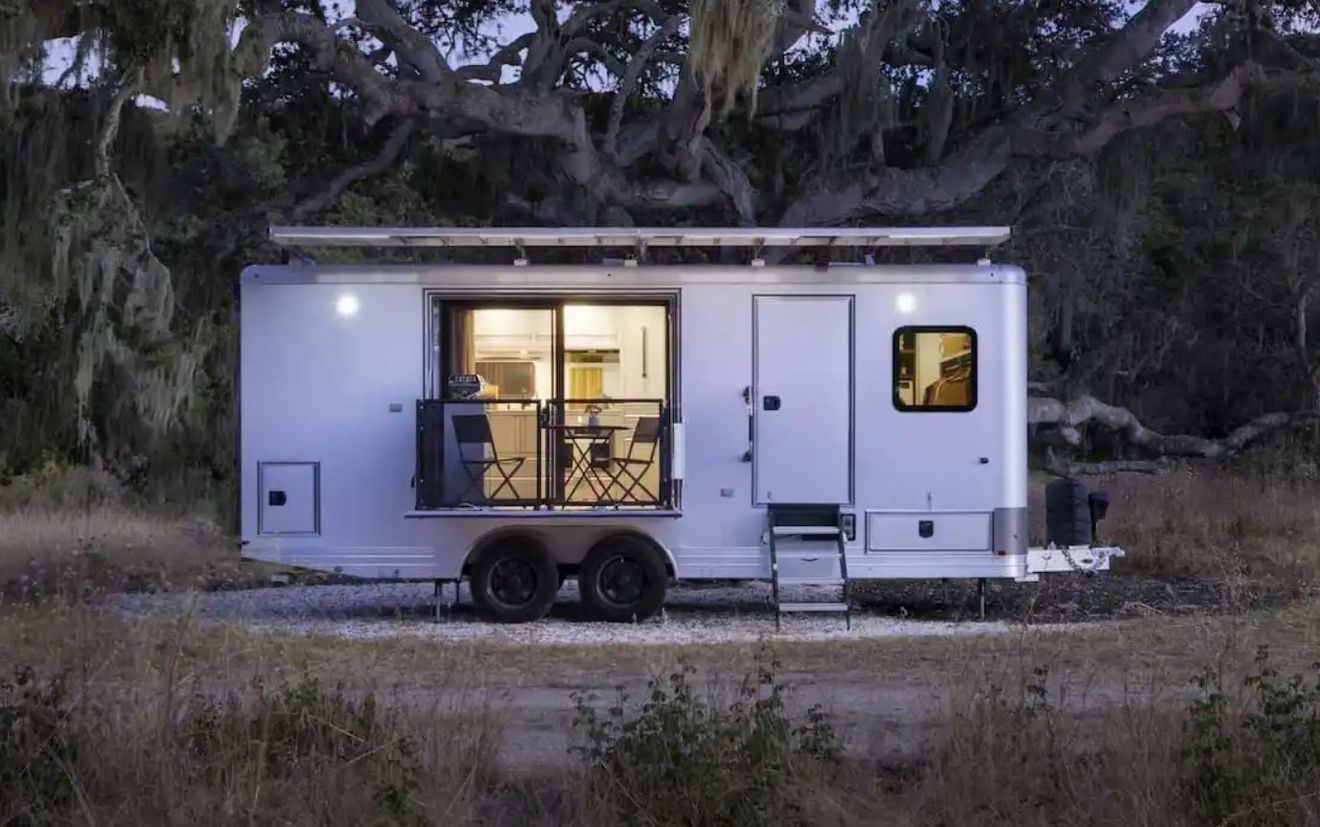 Esta caravana tiene un sistema solar de hasta 6 kW y 72 kWh de batería, para disfrutar de la aventura sin renunciar a nada