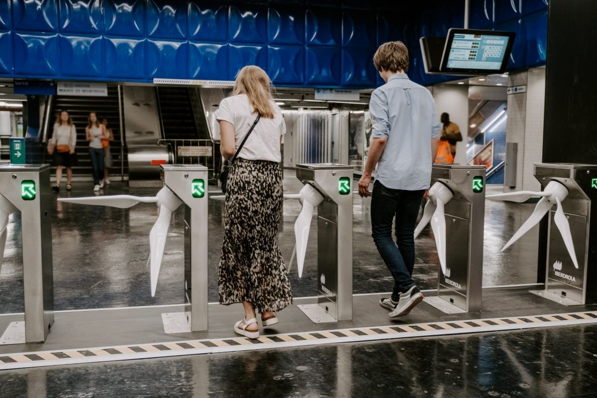 Tornos que generan energía verde en el Metro de París, una innovadora apuesta que quiere llegar a España