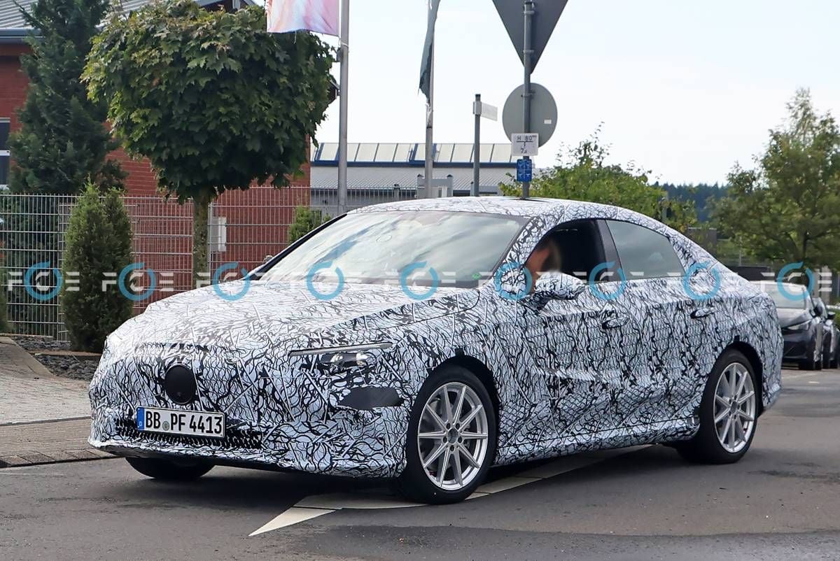 Nuevas fotos espía del Mercedes-Benz CLA. El coche eléctrico de los 850 km de autonomía