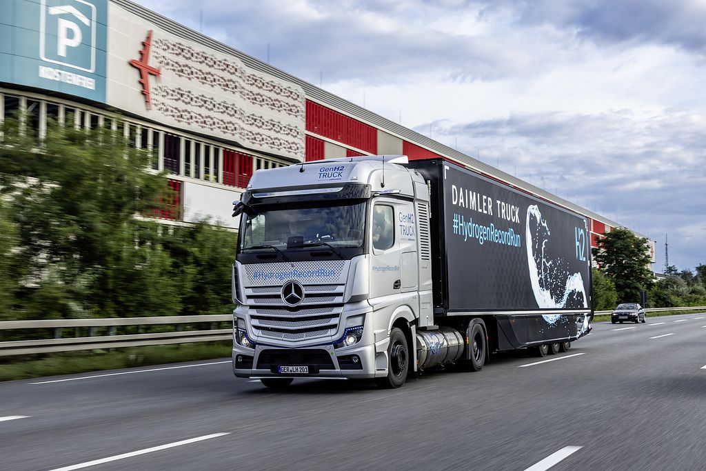 El camión a hidrógeno Mercedes-Benz GenH2 recorre 1.047 kilómetros con un solo depósito