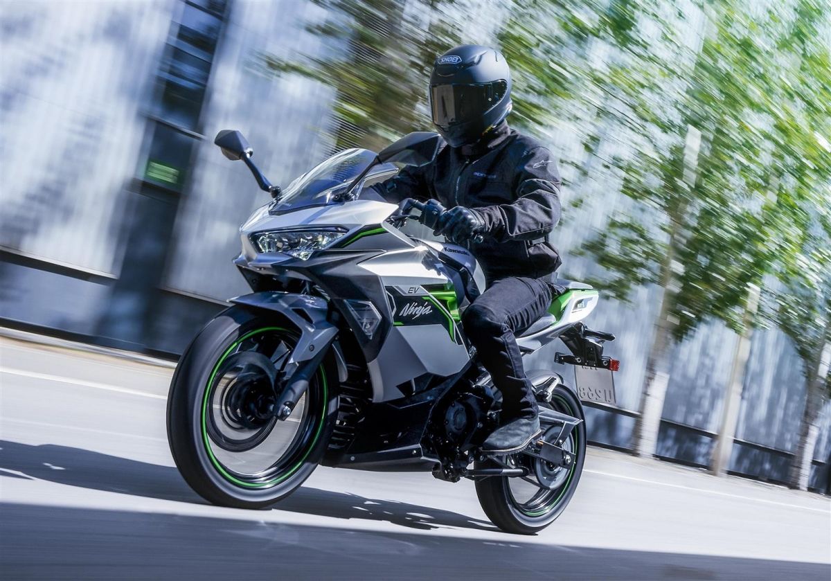 Kawasaki da un salto hacia el futuro con sus motos eléctricas: Ninja E-1 y Z E-1 con ‘e-boost’ y modo ‘walk’