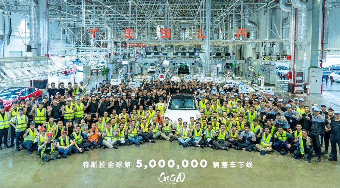 Tesla fabrica su unidad 5 millones. Un nuevo Model 3 que sale de la planta de China