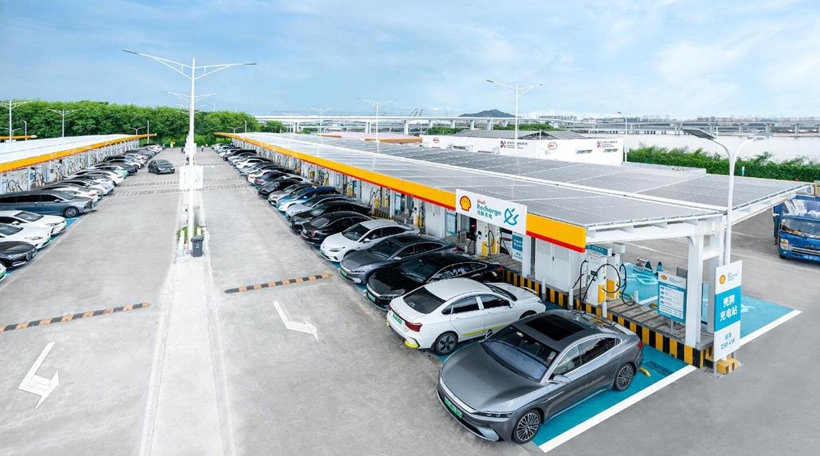 Shell abre una gigantesca estación de carga capaz de atender hasta 3.300 coches eléctricos por día