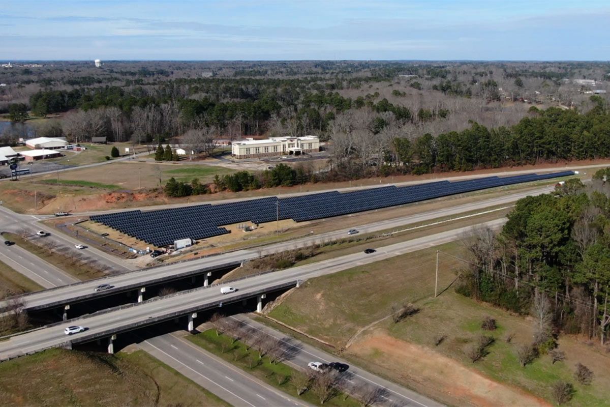 Paneles solares en huecos vacíos de autopistas, una gran idea que ya se aplica en algunos países