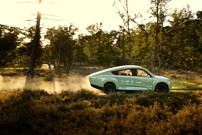 Este coche eléctrico es solar, todoterreno, y tiene 630 km de autonomía