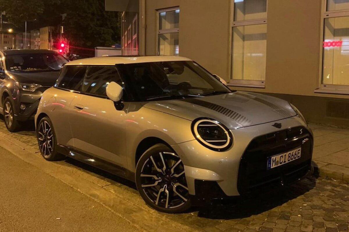 ¡Pillado! Así es el nuevo MINI Cooper JCW, la versión más radical de la gama también se electrifica