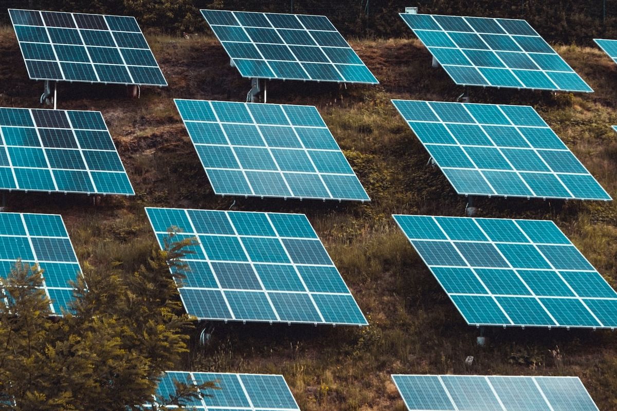 Hallan el modo de extraer silicio de gran pureza de paneles solares viejos para reutilizarlo en baterías de litio