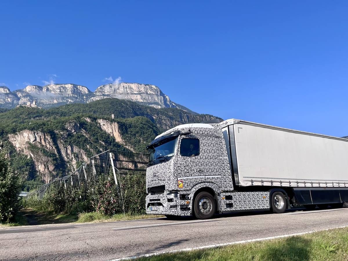 El camión eléctrico Mercedes eActros recorre 500 km a plena carga, y 1.000 km con una parada intermedia