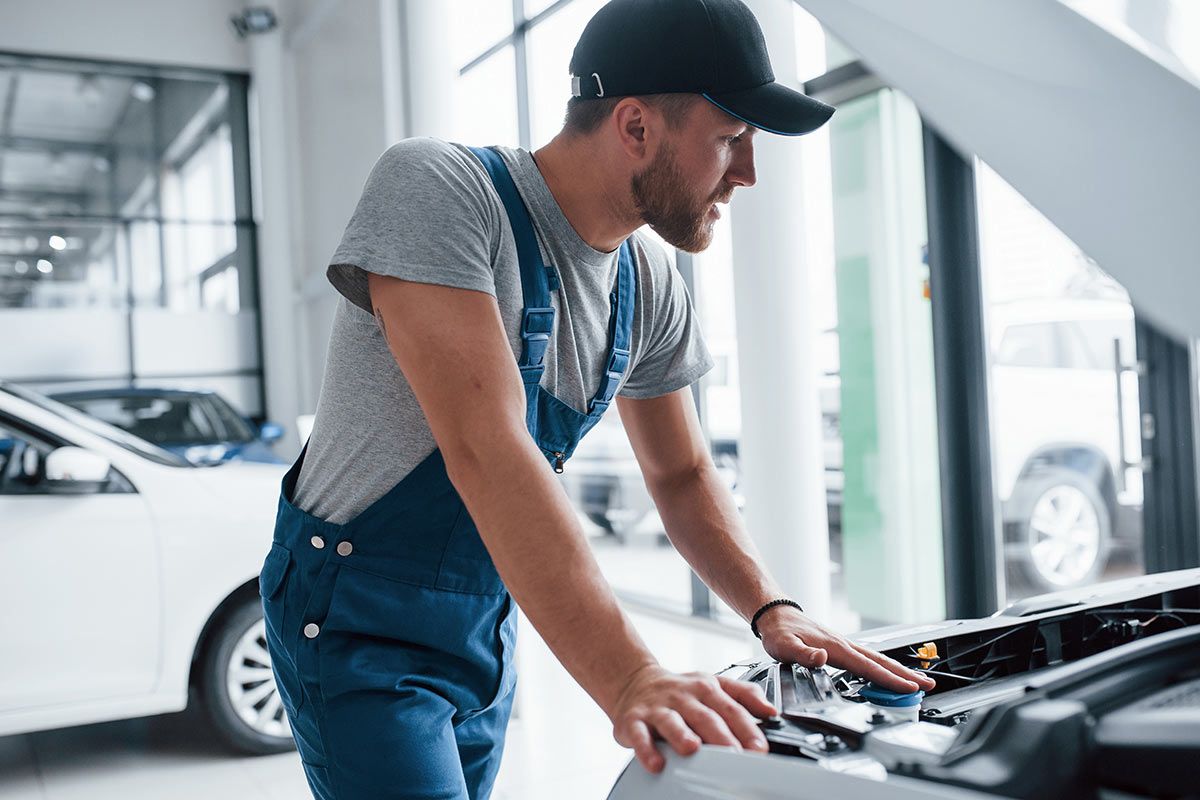 Reparar un coche eléctrico ya cuesta casi lo mismo que uno de combustión, excepto si es un Tesla