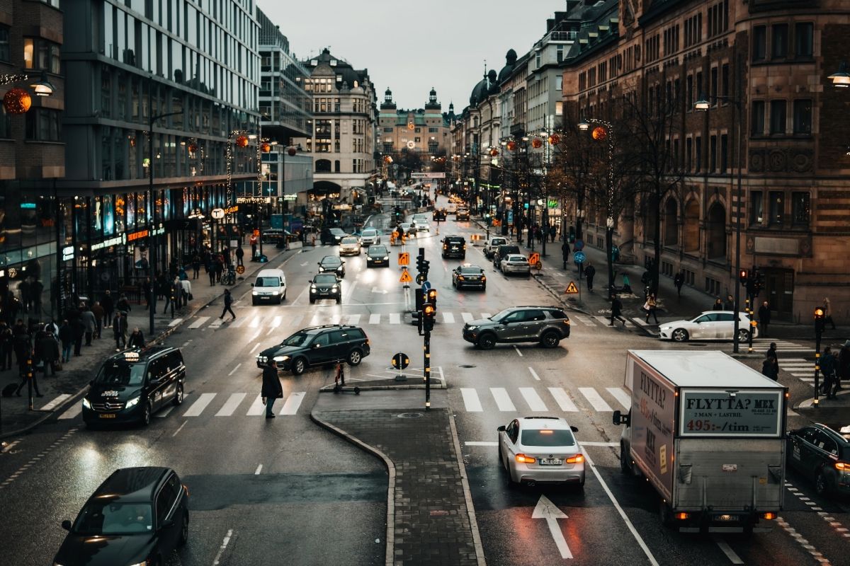 Estocolmo da un gran paso y prohibirá los coches de combustión en su centro a partir de 2025