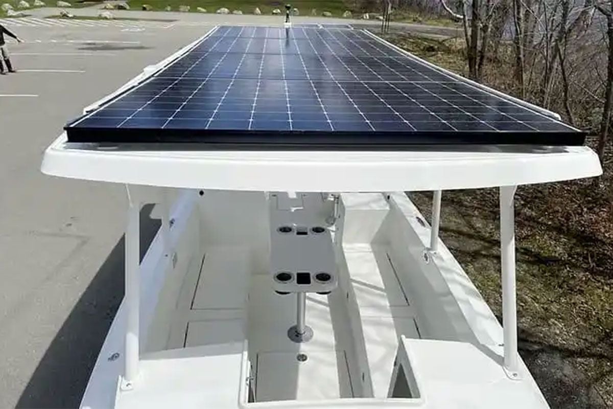 Este barco de 10 plazas tiene autonomía eléctrica infinita… siempre que le dé el sol