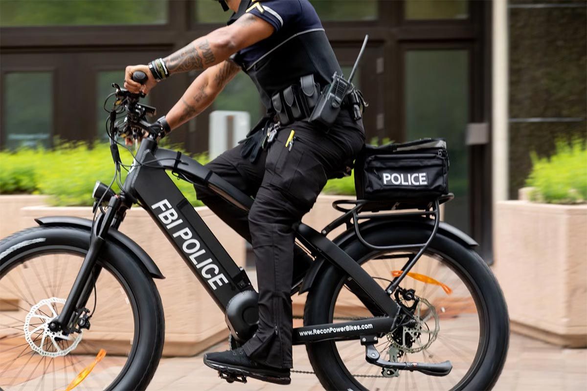 Bicicletas eléctricas policiales para multar… a otros ciclistas imprudentes: así es esta surrealista historia