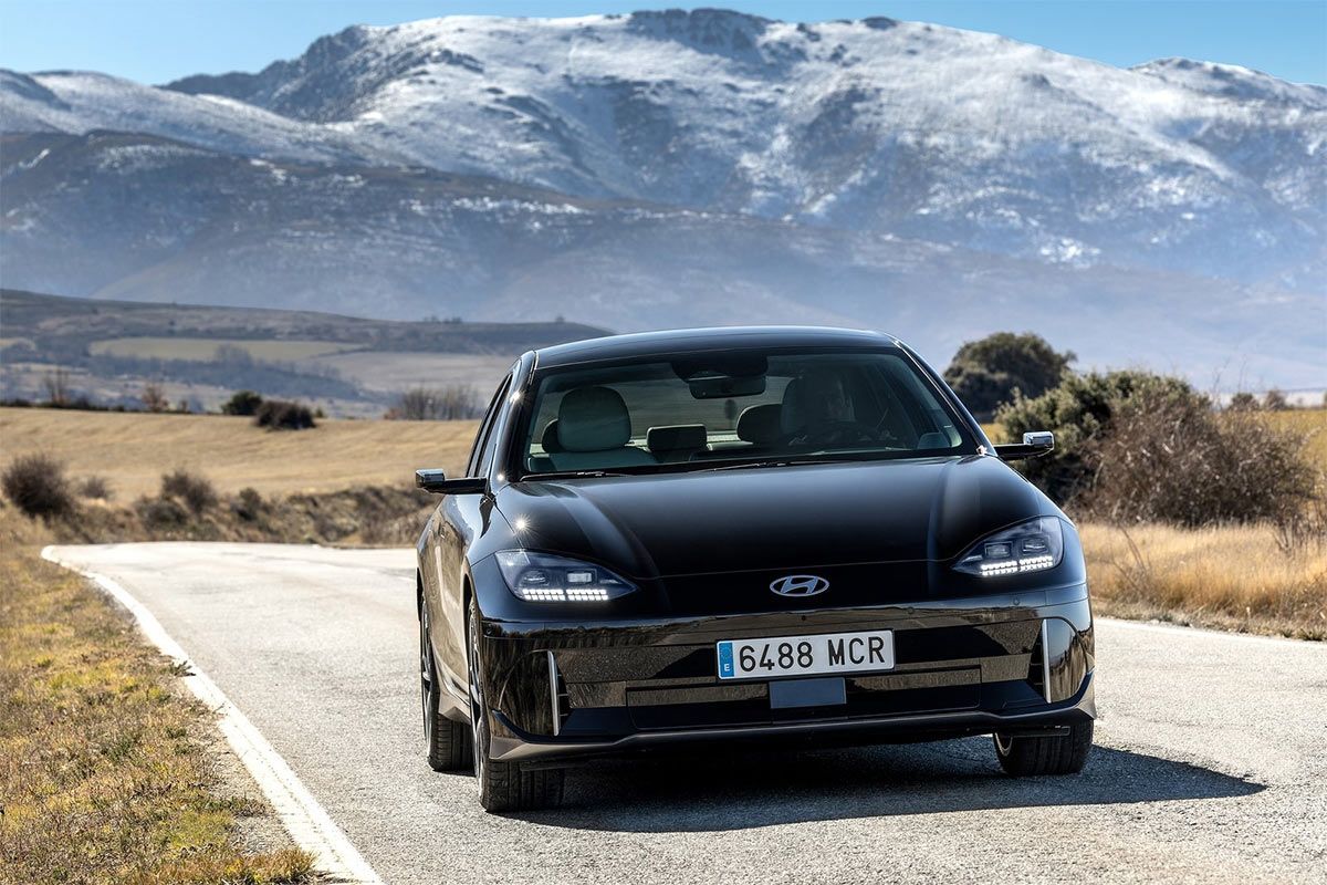 Los coches eléctricos que más rápido cargan y más kilómetros recuperan por hora: los coreanos, al frente… ¿y Tesla?