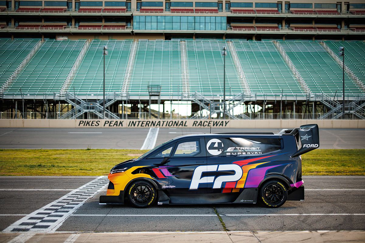 Ford reta a la subida de Pikes Peak con una furgoneta de 1.400 CV de potencia eléctrica