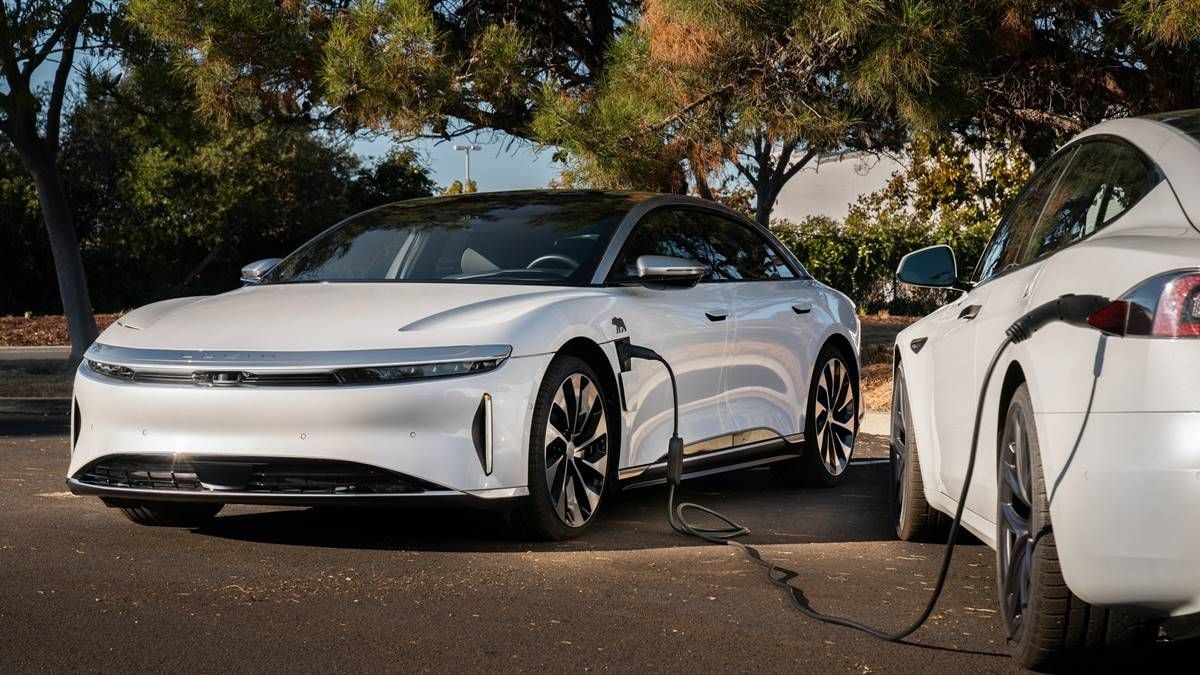 El Lucid Air estrena la función de carga bidireccional RangeXchange, con hasta 9.6 kW de potencia