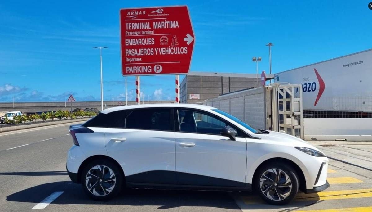 La empresa Naviera Armas prohíbe el embarque de coches eléctricos en su ruta Las Palmas-Cadiz