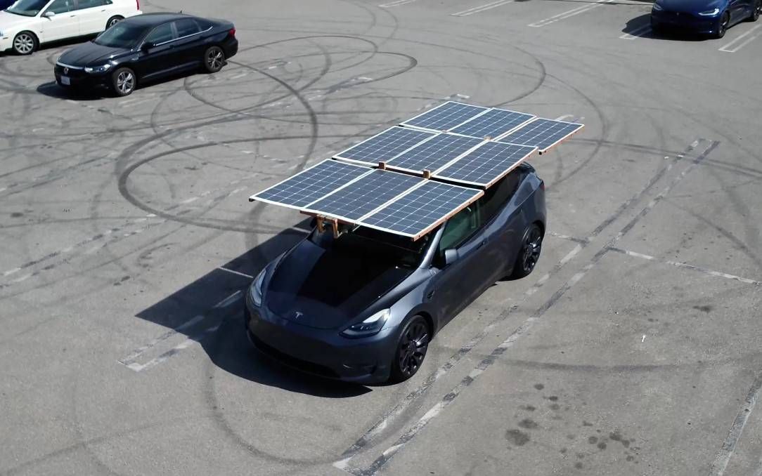 Desarrolla un sistema fotovoltaico portátil para su coche eléctrico con 4 kW y 32 km de autonomía solar diaria