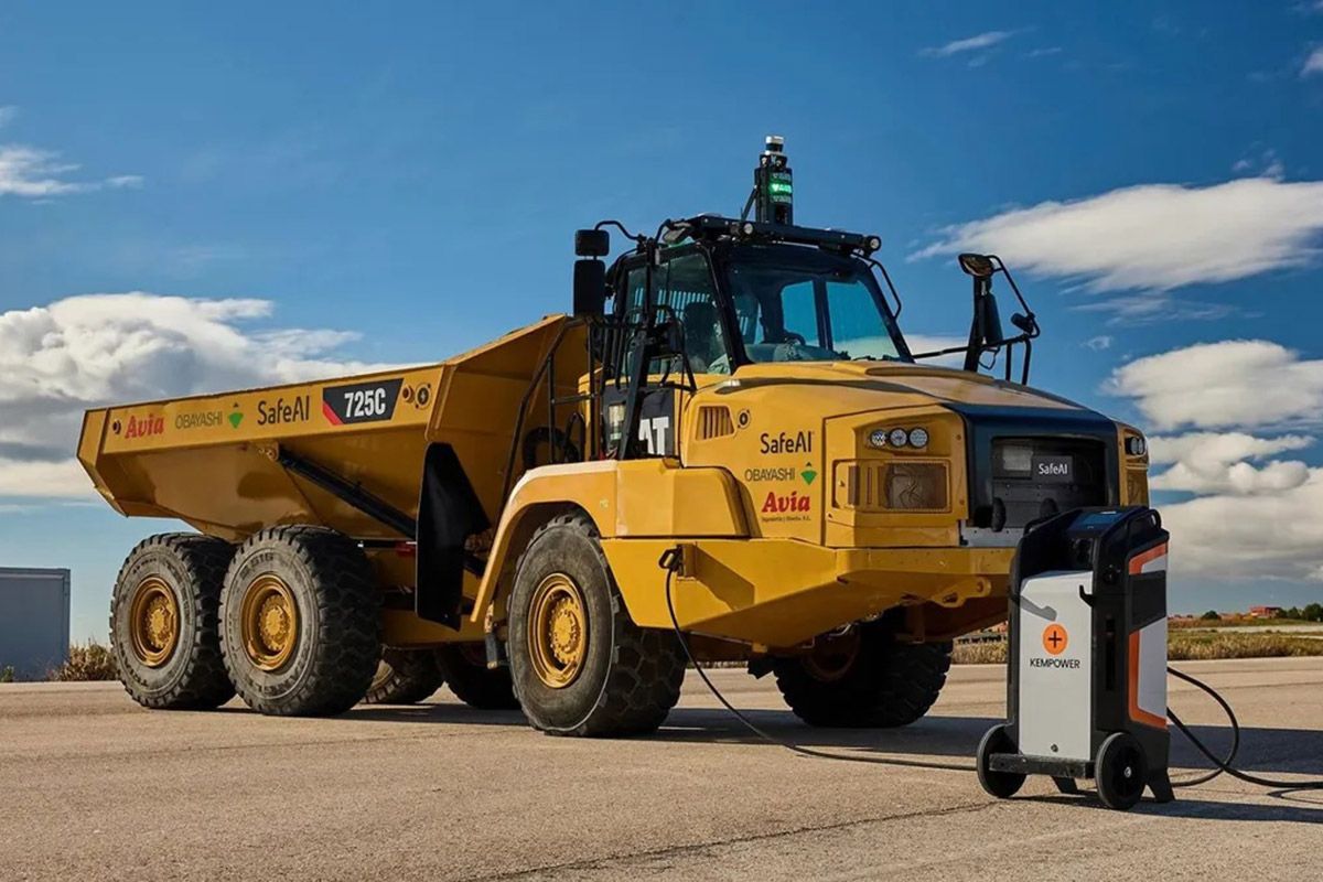 Así es el primer camión de carga eléctrico y autónomo, el Caterpillar 725, capaz de trabajar por sí solo 24/7