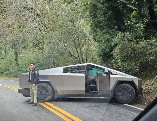 El primer accidente de una Tesla Cybertruck da la razón a Elon Musk "los demás van a perder"