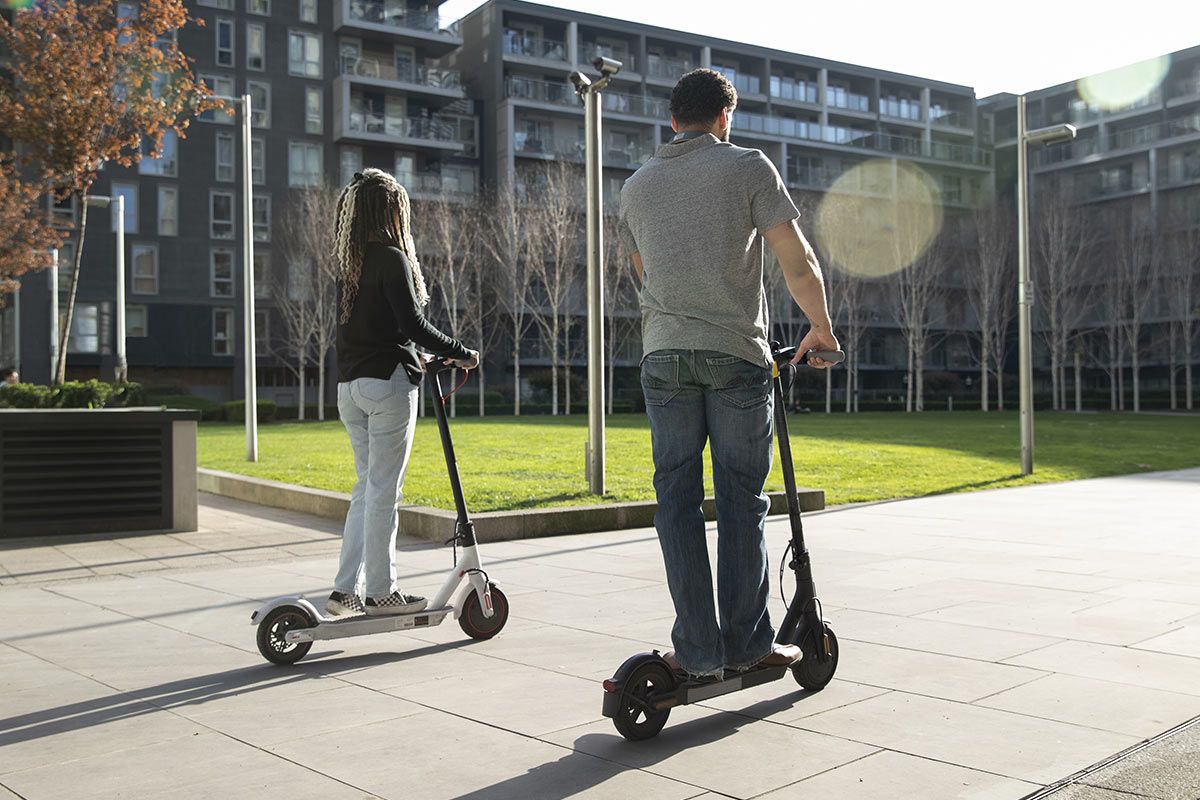 Quieren menos coches en las ciudades, pero la demanda de bicicletas y patinetes eléctricos cae drásticamente en España