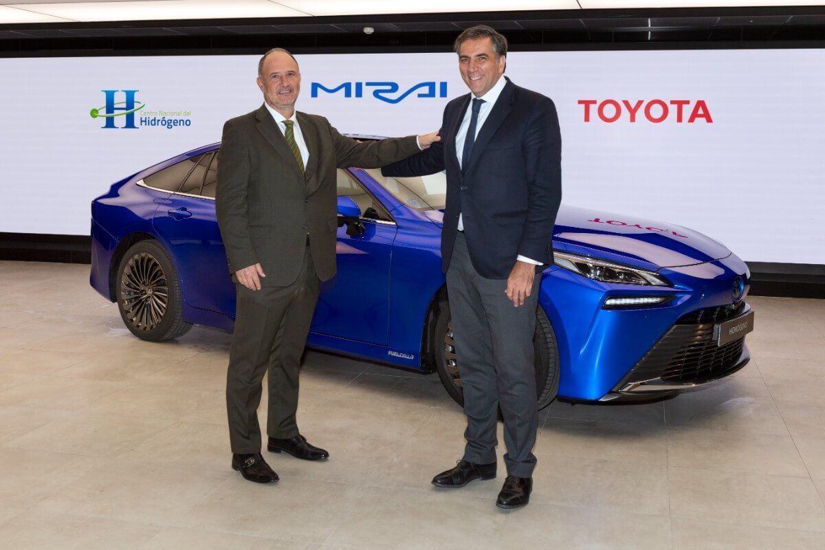 Toyota España entrega un Mirai al Centro Nacional del Hidrógeno