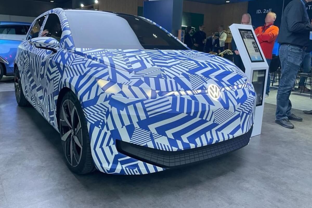 Volkswagen muestra un prototipo camuflado del ID.2, su nuevo coche eléctrico de 25.000 euros