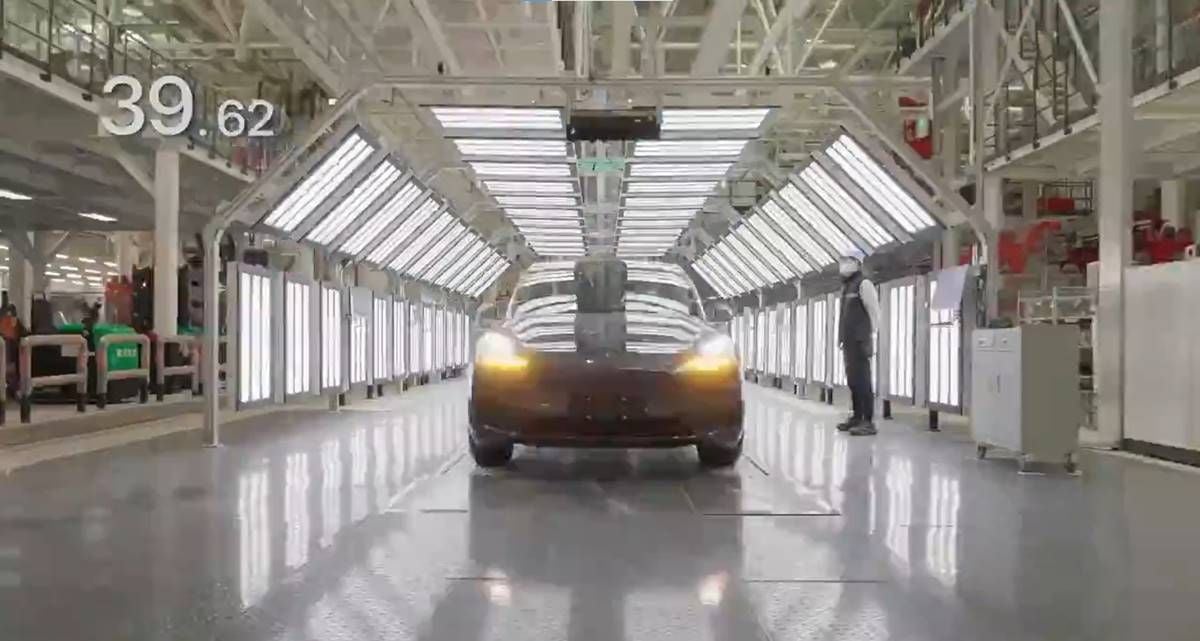 Un coche cada 40 segundos y un 95% de la producción automatizada. Así ha avanzado la fábrica de Tesla en China