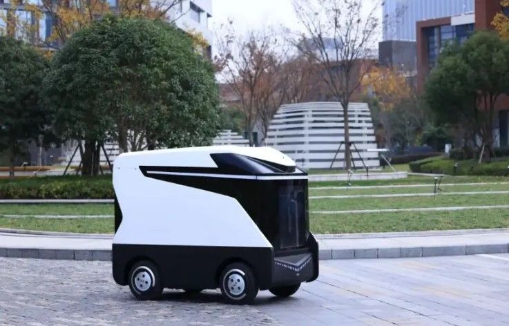 Este robot tiene una batería de 100 kWh, es autónomo, y puede desplazarse para cargar tu coche eléctrico