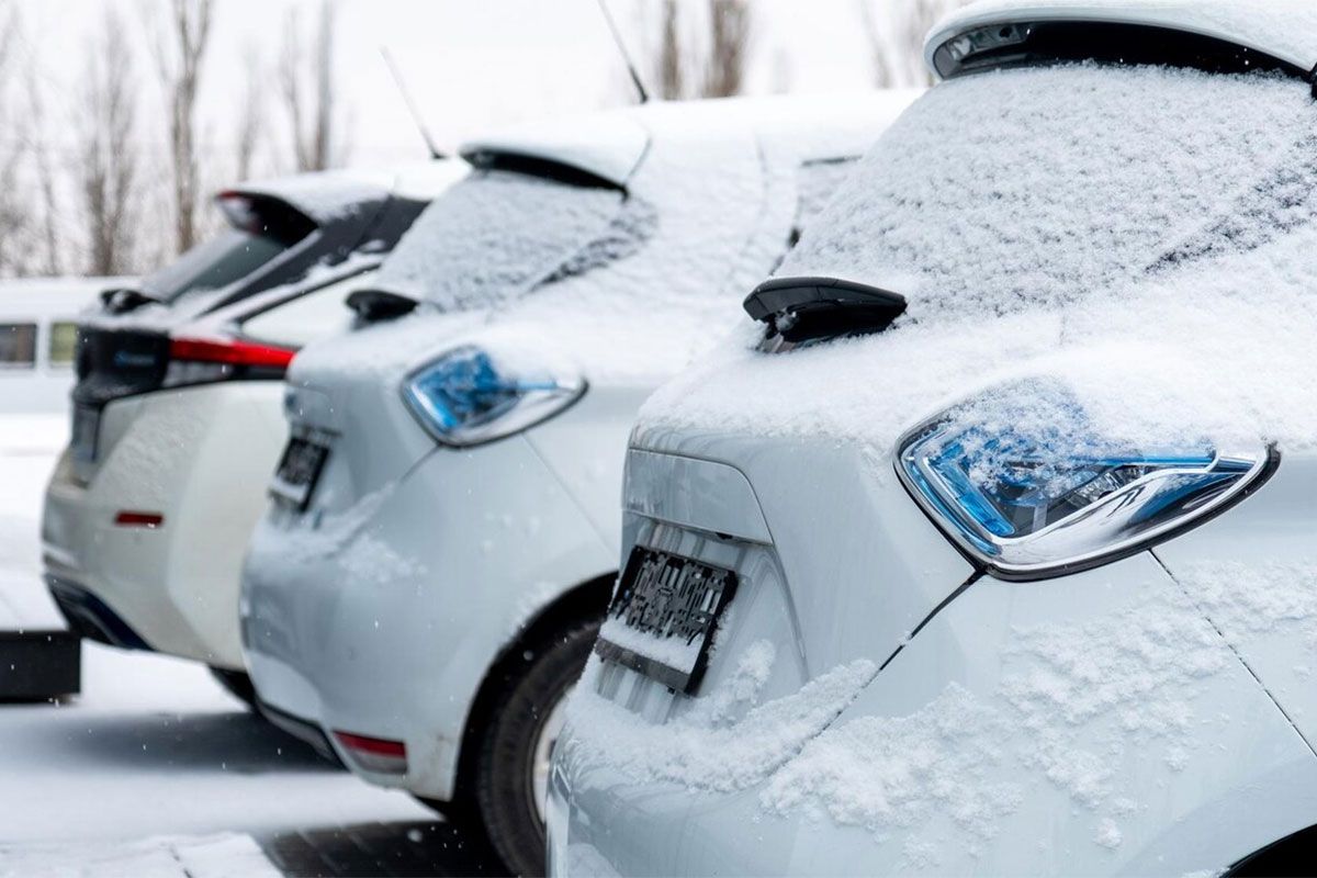 Consejos para evitar que la batería de un coche eléctrico pierda autonomía en invierno por el frío