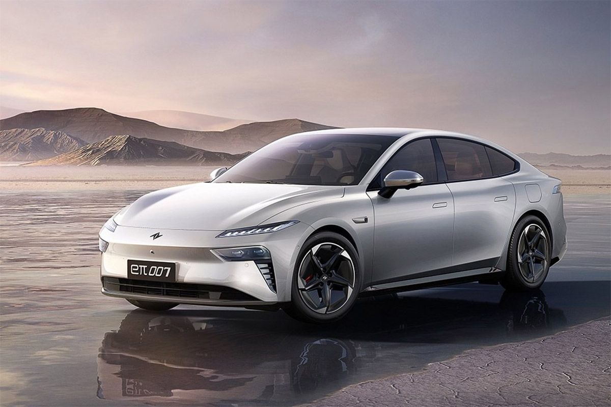 Al Tesla Model 3 le sale un nuevo rival chino: Dongfeng eπ 007, una elegante berlina de hasta 1.200 km de alcance