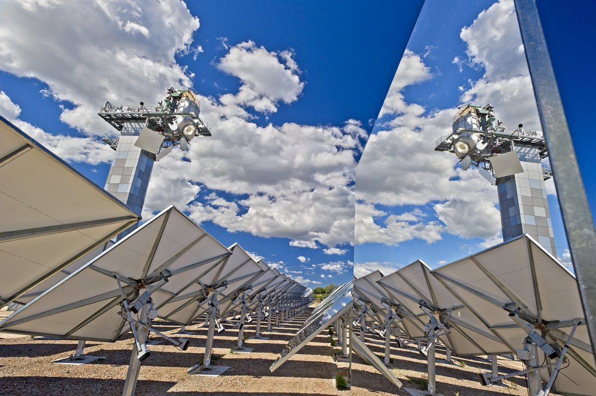 Seguimos buscando cómo producir más electricidad con energía solar. Esta genialidad usa espejos y partículas cerámicas