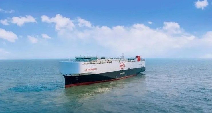 China está exportando tantos coches eléctricos que necesita muchos barcos para transportarlos. Muchos