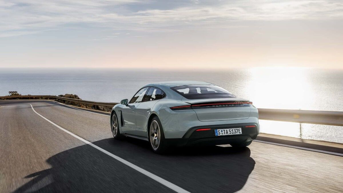 Esta prueba demuestra por qué el Porsche Taycan es el mejor coche eléctrico para viajes largos sin tener la mayor autonomía