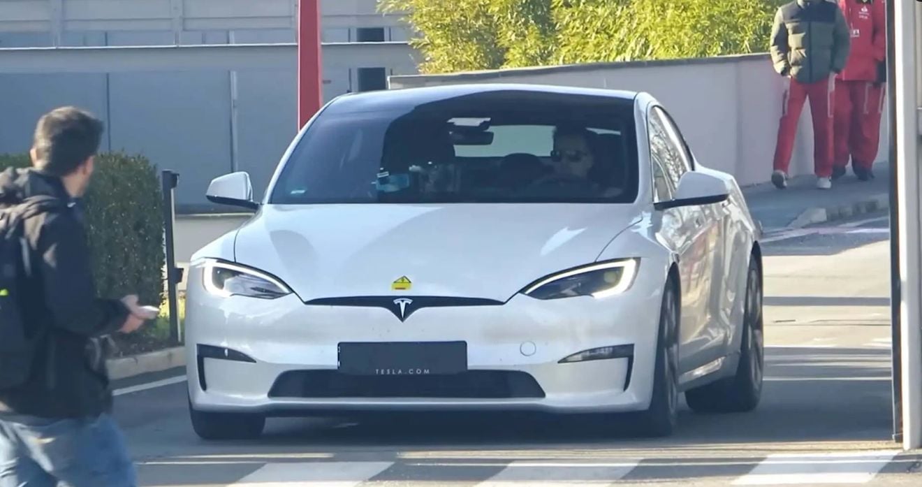 Ferrari está probando el Tesla Model S Plaid en sus instalaciones de Maranello